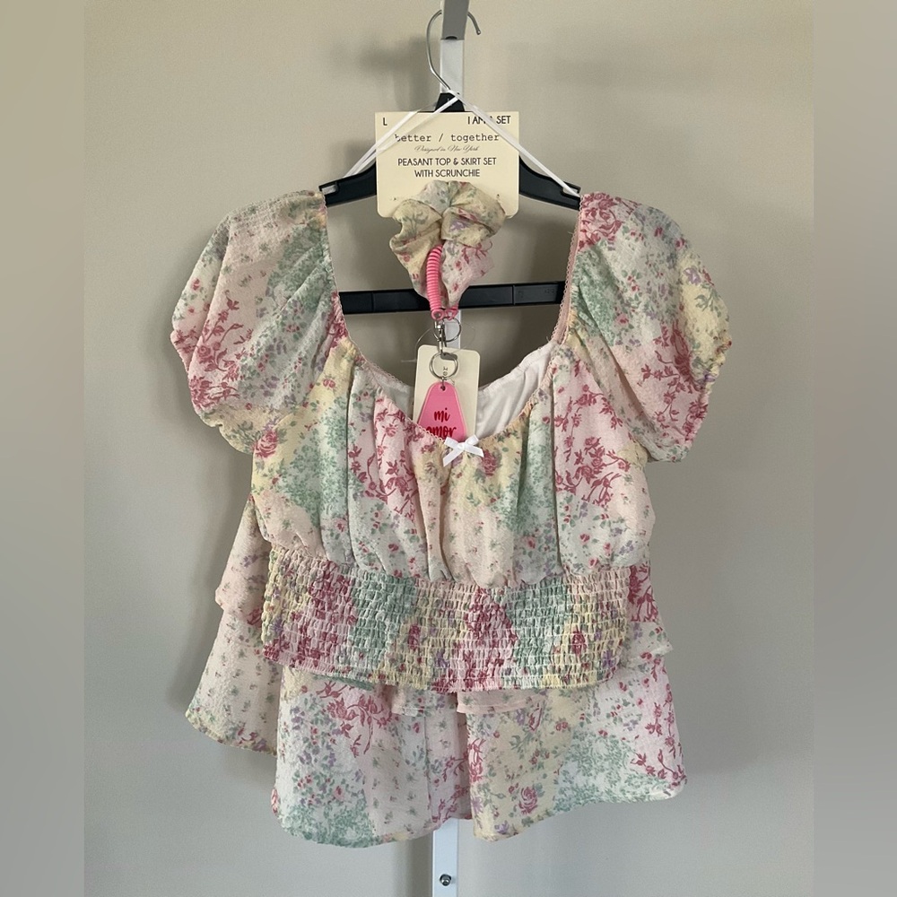 Better/Together Peasant Top & Skirt Set With Scrunchie & Keychain.
Size Large.